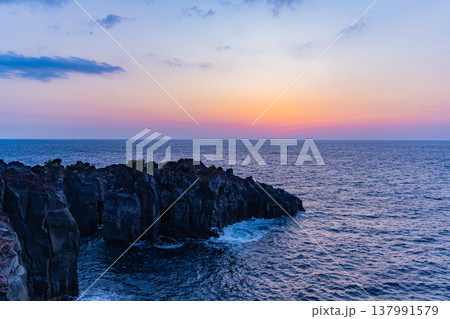 【東伊豆】伊東・城ヶ崎海岸　 ダルマ朝日 137991579