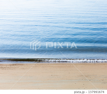 小豆島の春の穏やかな海水浴場の海のシンプルな風景 小豆島の春の穏やかな海水浴場の海のシンプルな風景 137991674