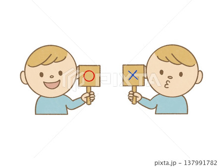 マルの札とバツの札を出す子ども 137991782
