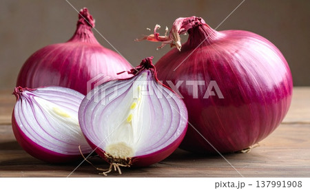 みずみずしい紫玉ねぎを並べた美しい静物写真 みずみずしい紫玉ねぎを並べた美しい静物写真 137991908