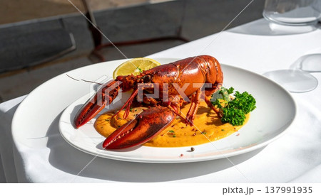 新鮮なロブスターとレモンの食材写真 137991935