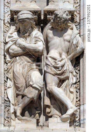 Atlantes supporting the main facade of the Milan Cathedral, Duomo di Santa Maria Nascente, Milan, Lombardy, Italy 137992201