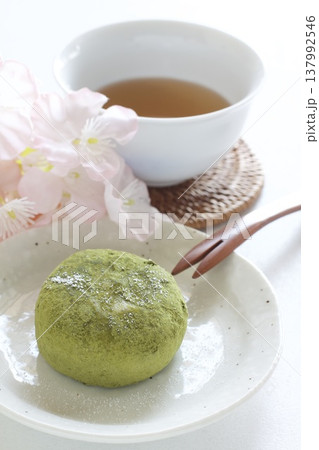 抹茶大福と日本茶 抹茶大福と日本茶 137992546