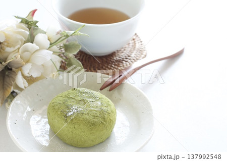 抹茶大福と日本茶 抹茶大福と日本茶 137992548
