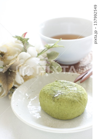 抹茶大福と日本茶 抹茶大福と日本茶 137992549
