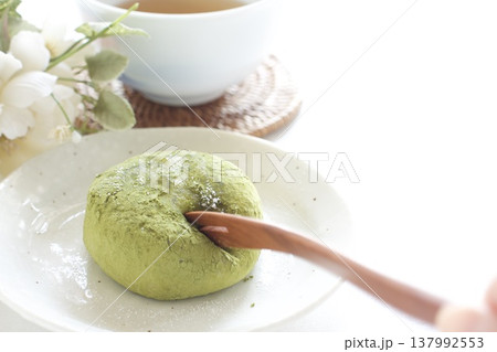 抹茶大福と日本茶 137992553