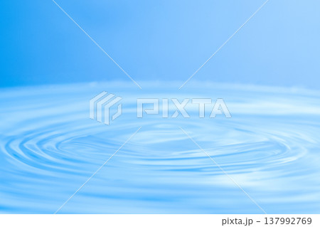 綺麗な水面の波紋 137992769