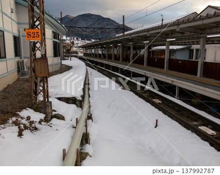 湯田中駅のホームと雪の線路 湯田中駅のホームと雪の線路 137992787