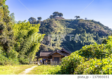 【日本100名城】月山富田城の秋の風景　花ノ壇の復元建物と山頂部　島根県安来市 137993031