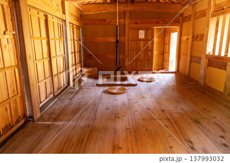 【日本100名城】月山富田城の秋の風景　花ノ壇に復元した主屋と侍所の内部　島根県安来市 137993032