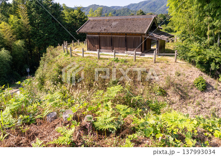 【日本100名城】月山富田城の秋の風景　花ノ壇に復元した主屋と侍所　島根県安来市 137993034
