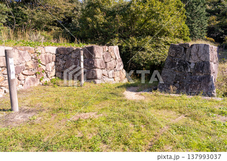 【日本100名城】月山富田城の秋の風景　山中御殿平の菅谷口石垣　島根県安来市 137993037