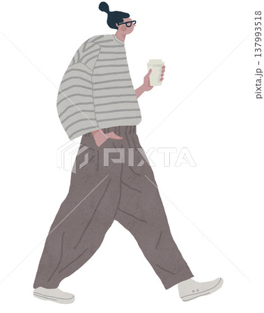 コーヒーを片手に歩くストライプのシャツを着た女性 137993518