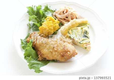 フライドチキンとキッシュのワンプレート料理 137993521