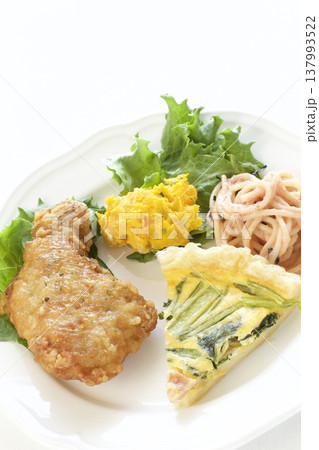 フライドチキンとキッシュのワンプレート料理 フライドチキンとキッシュのワンプレート料理 137993522
