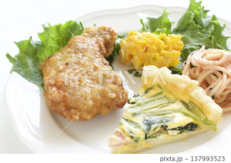 フライドチキンとキッシュのワンプレート料理 137993523