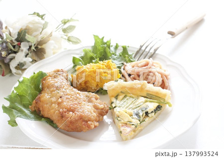 フライドチキンとキッシュのワンプレート料理 フライドチキンとキッシュのワンプレート料理 137993524