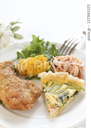 フライドチキンとキッシュのワンプレート料理 137993525