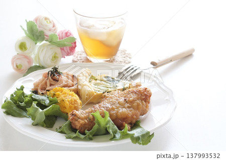 フライドチキンとキッシュのワンプレート料理 フライドチキンとキッシュのワンプレート料理 137993532