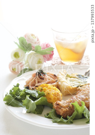 フライドチキンとキッシュのワンプレート料理 フライドチキンとキッシュのワンプレート料理 137993533