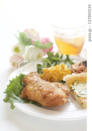 フライドチキンとキッシュのワンプレート料理 フライドチキンとキッシュのワンプレート料理 137993534