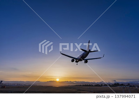 夕暮れの仙台空港 夕日と着陸中の飛行機 宮城県名取市 夕暮れの仙台空港 夕日と着陸中の飛行機 宮城県名取市 137994071