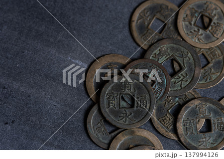 日本の古い通貨　寛永通宝 137994126