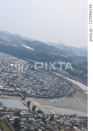 斜め構図で捉えた川と橋が広がる日本の町並み俯瞰風景 137994239