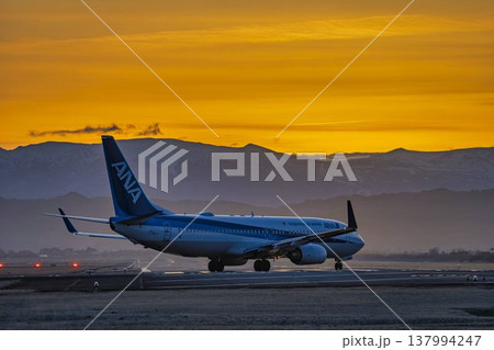 夕暮れの仙台空港 タキシング中の飛行機 宮城県名取市 夕暮れの仙台空港 タキシング中の飛行機 宮城県名取市 137994247