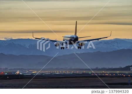 夕暮れの仙台空港　着陸中の飛行機　宮城県名取市 137994320
