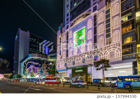 韓国 ソウル ロッテ百貨店本店のクリスマスイルミネーション 夜景 137994330