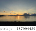 北海道 支笏湖の美しい夕暮れ 湖面に映る夕日と山のシルエット 137994489