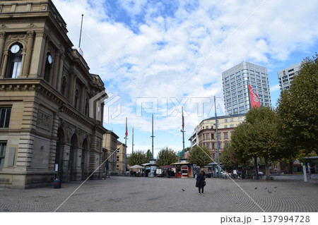 ドイツ マインツ中央駅前の街並み 137994728