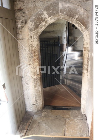 石造りのアーチと螺旋階段へ続く歴史的建築の内部空間 137994729