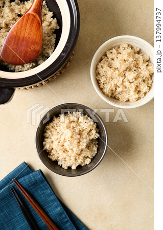 茶碗によそった玄米ごはん 茶碗によそった玄米ごはん 137994737