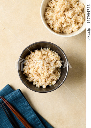 茶碗によそった玄米ごはん 茶碗によそった玄米ごはん 137994738