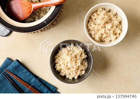 茶碗によそった玄米ごはん 茶碗によそった玄米ごはん 137994740