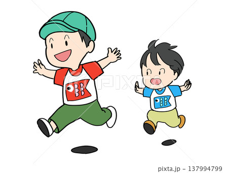 こいのぼりの描かれたTシャツを着て、元気に走る兄弟 137994799