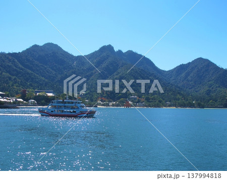 宮島桟橋を出た船　広島 137994818