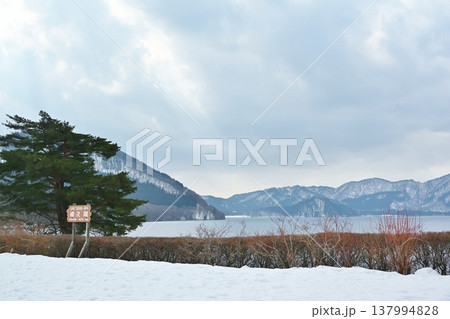 冬の田沢湖 秋田 冬の田沢湖 秋田 137994828