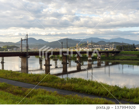 早朝の大和川と近鉄道明寺線の鉄橋 早朝の大和川と近鉄道明寺線の鉄橋 137994920