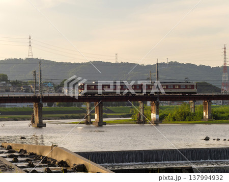 早朝の大和川を渡る近鉄道明寺線の電車 早朝の大和川を渡る近鉄道明寺線の電車 137994932