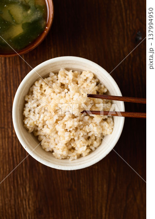 茶碗によそった玄米ごはん 茶碗によそった玄米ごはん 137994950