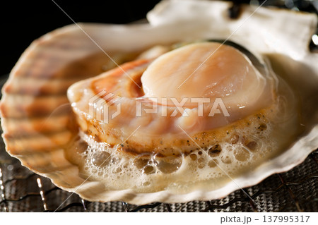 ホタテの網焼き 137995317