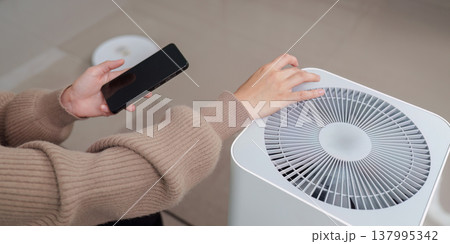 Using a smartphone to control an air purifier Using a smartphone to control an air purifier 137995342