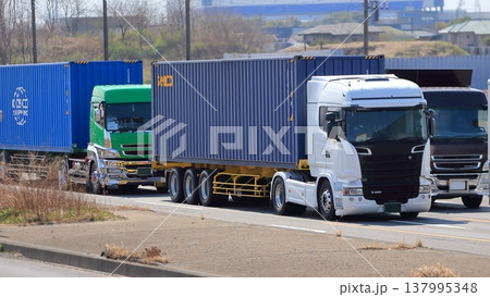 スウェーデン製のトレーラートラック スウェーデン製のトレーラートラック 137995348