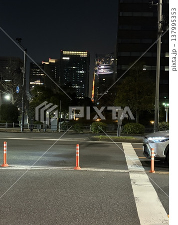 ビルの隙間から見つけた東京タワー皇居外苑前より ビルの隙間から見つけた東京タワー皇居外苑前より 137995353