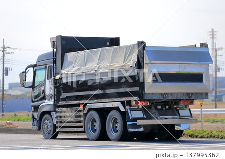 ダンプトラック 137995362