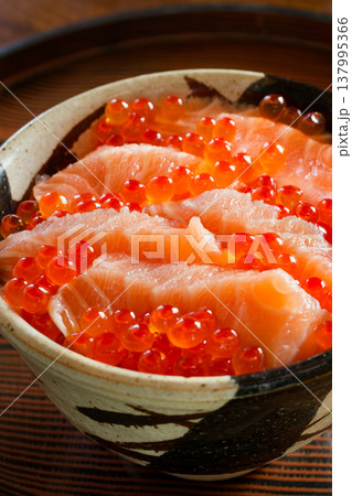 サーモンとイクラの親子丼 137995366