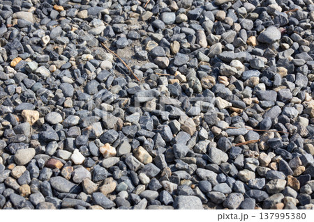 砕石が引き詰められた地面 137995380